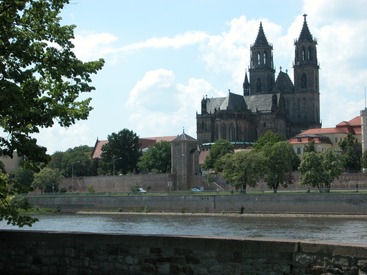 Sachsen-Anhalts Landeshauptstadt Magdeburg mit Elbe und Dom