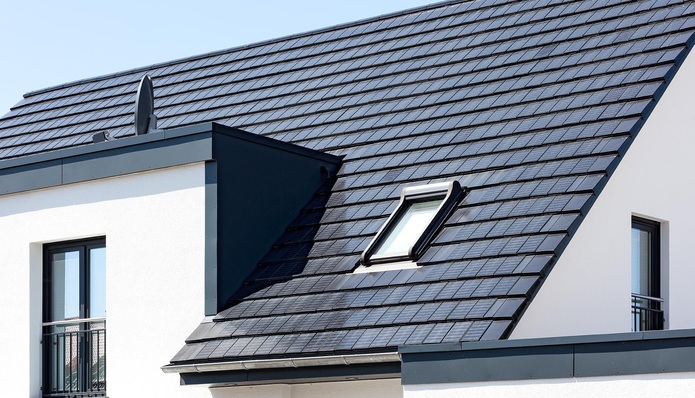 Dachziegeln ernten Sonnenstrom – visuell ansprechender als ein Flickenteppich aus Modulen
