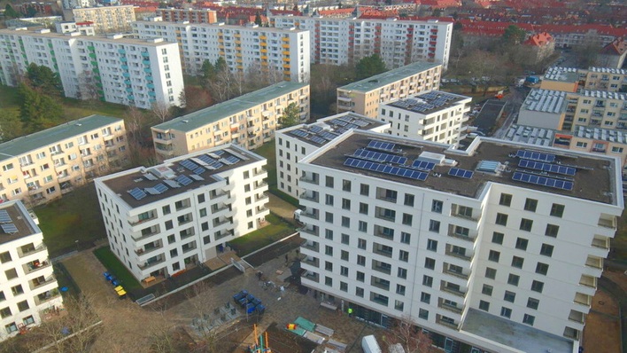 Noch ist das Grün auf den Dächern nicht gewachsen. Doch bis zum Frühjahr werden die Pflanzen zu einem besseren Stadtklima beitragen.