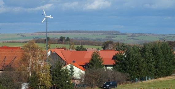 Kleinwind auf dem Land | Die Kleinwindanlage Windspot leistet bis zu 3,5 Kilowatt. 74 Prozent aller Kleinwindanlagenhersteller bauen diese klassische Turbinenart mit horizontaler Achse wegen ihrer besseren Effizienz.