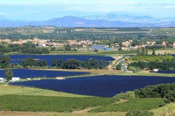 Der 87 Hektar große Ortaffa Solar- und Agrarpark ist ein ökologisches Vorzeigeprojekt in den französischen Pyrenäen, nahe der Grenze zu Spanien, der Juwi-Gruppe aus Rheinland-Pfalz. Eingesäumt von neu angelegten Weinbergen sowie weitläufigen Schaf- und Bienenwiesen, verwandeln 300.000 Solarmodule die Kraft der Sonne in sauberen Strom für mehr als 10.000 Haushalte.