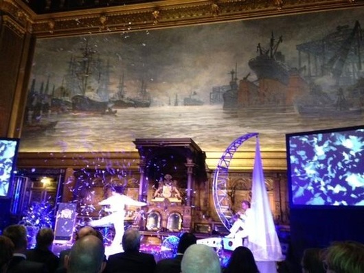 Kunstvoller Tanz in einer Wolke aus Feldern, das gehört zum Rahmenprogramm während des Rathausempfangs der Windenergy.