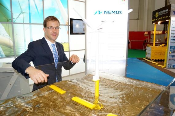 Wellenkraft made in Germany | Wellenkraftwerk auf der WindEnergy Hamburg. Nemos-Gründer Jan Peckolt erklärt seine Erfindung.
