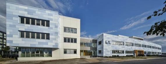 Batterieforschung03 eLaBmitErweiterunglinks | Das fertige Batterieforschungszentrum. Im linken Neubau sind die Produktionsanlagen von Lithium-Ionen-Zellen untergebracht.