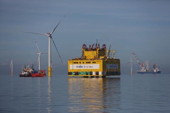 EnBW-Umspannstation in Baltic 2 | Errichtung der EnBW-Umspannstation im Windfeld Baltic 2, Ende September, zweiter Versuch. Beim ersten Mal mussten die Plattform-Errichter wegen schlechten Wetters umkehren.