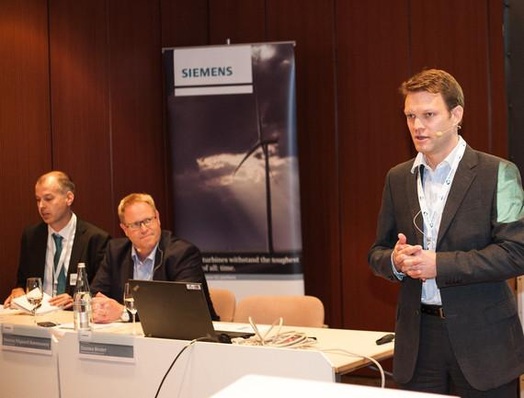 Siemens Wind Power Sprecher Bernd Eilitz, Technologiechef Morton Rasmussen und Hannes Reuter, Leiter Onshore-Windgeschäft CSM, Siemens Wind Power (v.l.n.r.) auf der Siemens-Pressekonferenz zur Präsentation der neuen Anlage.