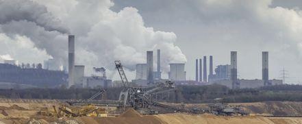 Braunkohle | Kohlekraftwerk und Tagebau.