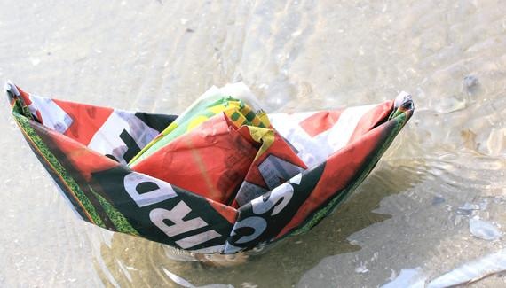 Nutzungsvorschlag für die 10-seitige Rahmenvereinbarung | Zehn Papierschiffchen bauen, Kinder erfreuen, neues Papier mit dem Ziel mehr Klimaschutz aufsetzen.