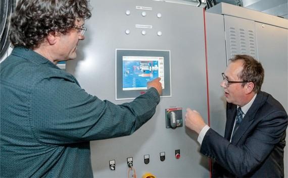 Sokratherm-Prokurist Klaus Pollmeier (rechts) und Thomas Kaiser, Vertrieb Beckhoff, beim Prüfstandslauf eines BHKW mit dem Panel-PC CP6201 als zentralem Element.