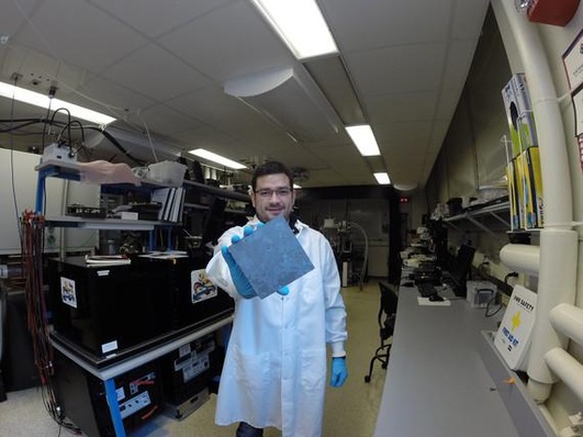 Sergio Castellanos, Forscher am Massachusetts Institute of Technology (MIT), untersucht Verunreinigungen im Silizium.