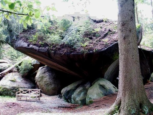 Felsenlabyrinth bei Wunsiedel. Touristen begeistern sich hier für Erneuerbare und Natur.