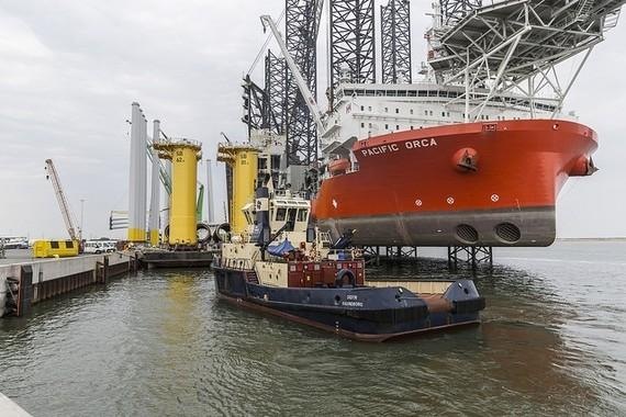 Baubeginn Sandbank | Verladen der Transistion Pieces auf das Installationsschiff Pacific Orca in Esbjerg. Sie sollen im Windpark Sandbank vor Sylt installiert werden.
