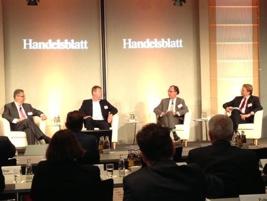 Diskussionsrund mit (v.l.) Jürgen Blume, Geschäftsführer Iberdrola Renovables Deutschland, Hans Bünting, CEO RWE Innogy GmbH, Jens Schnoor, CEE Management GmbH, und Moderator Uwe Leprich, wissenschaftlicher Leiter des Saarbrücker Instituts für Zukunftsenergiesysteme (IZES).