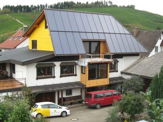 Sanierung mit Solarthermie: Durch die 72 Quadratmeter große Anlage können die Bewohner künftig etwa 80 Prozent ihres Wärmebedarfs solar decken.