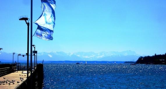 Starnberger See | Guter Wind am Starnberger See. Die Gemeinde Berg errichtet ihn bis Ende 2015: Just die Gemeinde, an der Bayerns historischer König Ludwig II. tot am Ufer aufgefunden worden ist - und wo in einer Kapelle die Bajuwaren heute noch einem daraus entstandenen Nationalmythos huldigen.