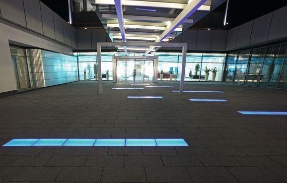 MVV-Energie-Hochhaus 1 | MVV-Energie-Hochhaus in Electric-Blue-Lichtfarbe.