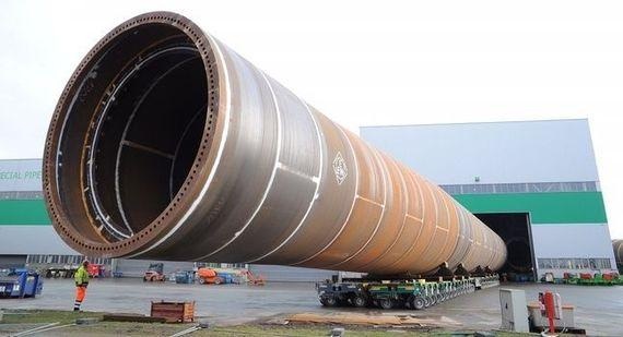 EEW | Größte Monopiles der Welt, jedenfalls im März 2016: Ausrollen eines Standbeins für eine Windturbine im Offshore-Projekt Veja Mate.