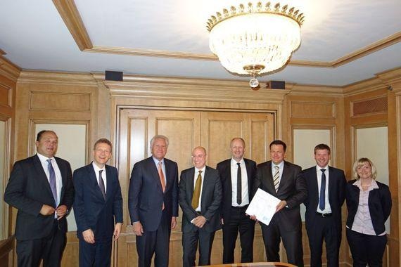 UKA-GE-Rahmenvereinbarung im Juni 2016 | Großer Bahnhof zum Rahmenvertrag zwischen UKA und GE mit oberstem GE-Boss: Kay Dahlke (UKA-Geschäftsführung), Carlos Härtel (CEO GE Germany), Jeffrey R. Immelt (Chairman of the Board und CEO von GE), Gernot Gauglitz (Geschäftsführender Gesellschafter der UKA-Gruppe), Klaus Rogge (Vertriebsleiter GE Renewable Energy Deutschland), Jens Hennig (Commercial Leader GE Renewable Energy Deutschland), Tim Leuteritz (Leiter Operative Abteilung bei UKA), Sandra Gasde (UKA-Gruppenleiterin Einkauf).