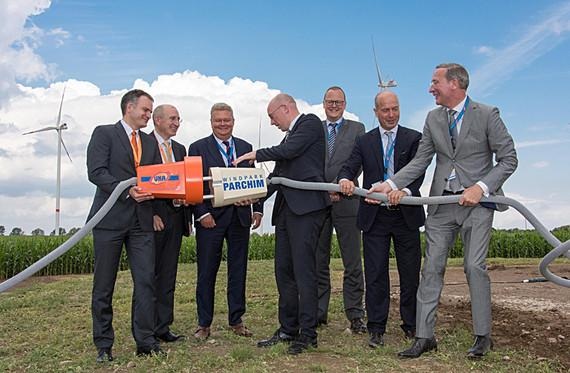 UKA eröffnet Windpark Parchim | Steckdosen-Eröffnung für Mecklenburg-Vorpommerns größten Windpark: 85-Megawatt-Projekt Parchim mit 27 Vestas-Windturbinen: 15 x V112 mit drei Megawatt (MW) Nennleistung, neun V112 mit 3,3 MW und drei V126 mit 3,0 bis 3,3 MW. Die symbolische Inbetriebnahme mit Klaus Heckenberger (Geschäftsführer der UKA Nord Projektentwicklung GmbH amp;amp; Co. KG), Gernot Gauglitz (Geschäftsführender Gesellschafter der UKA-Gruppe), Anders Runevad (Vorstandsvorsitzender von Vestas), Christian Pegel (Energieminister Mecklenburg-Vorpommerns), Thomas Jebsen (Vorstandsmitglied der DKB), Knud E. Rissel (Vertriebschef von Vestas Central Europe) und Nils de Baar (Vestas Central Europe) (v.l.n.r.)