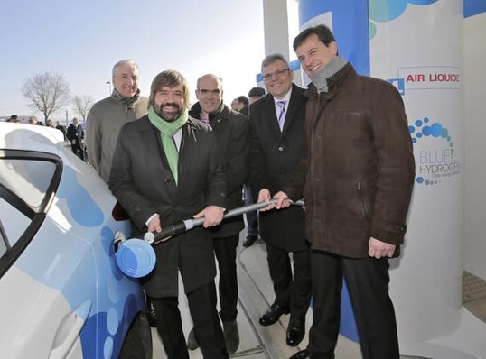Auf dem Foto v.l.n.r.: Jean-Marc de Royere, Senior Vice-President, International Sustainability, sowie Mitglied des Executive Committee von Air Liquide Thorsten Herbert, Bereichsleiter Verkehr und Infrastruktur, Nationale Organisation Wasserstoff- und Brennstoffzellentechnologie (tankend), Justus Brans,Hessisches Ministerium für Wirtschaft, Marius Hahn, Bürgermeister der Kreisstadt Limburg an der Lahn, Antoine Mazas, Geschäftsführer Air Liquide Advanced Technologies GmbH.