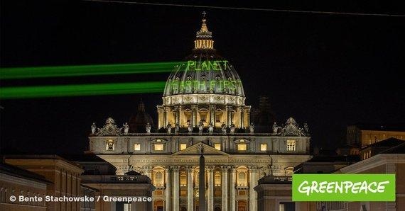 Trump besucht Papst 2017 | Vor dem Besuch des US-Präsidenten Donald Trump auf dessen erster Auslandsreise im Amt - beim Papst: Laserkanonen aus 800 Meter Entfernung werfen am frühen Mittwochmorgen den Greenpeace-Slogan Planet Earth First auf die Kuppel des Petersdoms. Die von Papst Franziskus eingeräumte Privataudienz für Donald Trump versprach ohnehin Spannung in Sachen Klimaschutz, da der katholische Oberhirte bereits öffentllich deutlich mehr Anstrengungen zum Klimaschutz angemahnt hat - der US-Präsident hingegen den Klimaschutz ausgerechnet der globalen wirtschaflichen Führungsmacht USA abbremsen will.
