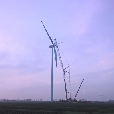 Windenergieanlage MM100 Senvion | Windenergieanlage der Zwei-MW-Klasse, MM100, im Innogy-Windpark Sommerland n Schleswig-Holstein: Im zweiten Quartal von April bis Juni die noch am drittmeisten verkaufte Anlage bei Senvion hinter der 3,4-MW-Anlage mit 104, 114 und 122 Meter Rotordurchmessser sowie der 6,15-MW-Offshore-Windturbine. Die Fertigung der Zwei-Megawatt-Baureihe hat Senvion jetzt in Schleswig-Holstein geschlossen, um sie möglicherweise ins Ausland zu verlagern. Insbesondere in Deutschland konzentrieren sich die Bestellungen zunehmend auf die Drei-MW-Klasse. Aber in einigen internationalen Märkten wie zuletzt Portugal erfolgen noch größere Bestellungen der Zwei-MW-Typen MM100 und MM92.