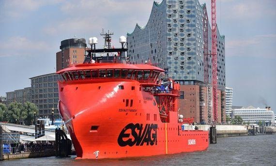 Esvagt-Service-Schiff in Hamburg | Esvagt Faraday, das zweite sogenannte Service Operation Vessel (SOV) - also Schiff für Instandhaltungsbetrieb - ist für den Service in Offshore-Windparks entworfen und gebaut. Hier beim Ablegen in Hamburg geht es für seine erste Vertragsfahrt für Offshore-Windturbinenhersteller Siemens an den Start. Das erste SOV von Esvagt, die Esvagt Froude, ist bereits für Siemens Wind Power im Einsatz.