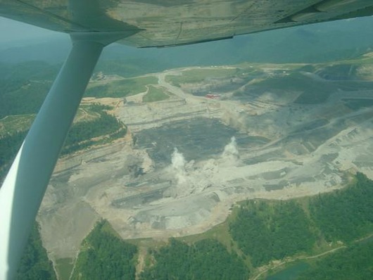 Kohlebergbau, Tagebau USA, Appalachen | Mountaintop Removal Mining Blast nennt sich das Verfahren zum Steinkohletagebau in den Appalachen in den USA. Dort werden die Bergkuppen nach und nach abgesprengt, um an die dann offen liegenden Flöze zu gelangen. Im Verlauf dieses Tagebaus entstehen durch die Sprengungen auch Krater wie hier im Tagebau Eunice in West Virginia.