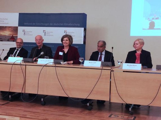 Klimaforscher prangern an (v.l.): Gernot Klepper, Klimaökonom am Institut für Weltwirtschaft in Kiel, Hans Joachim Schellnhuber, Direktor des Potsdam-Instituts für Klimafolgenforschung, Marie-Luise Beck, Geschäftsführerin Deutsches Klimakonsortium, Mojib Latif,Geomar Helmholtz-Zentrum für Ozeanforschung in Kiel, Monika Rhein, Ozeanografin an der Universität Bremen.
