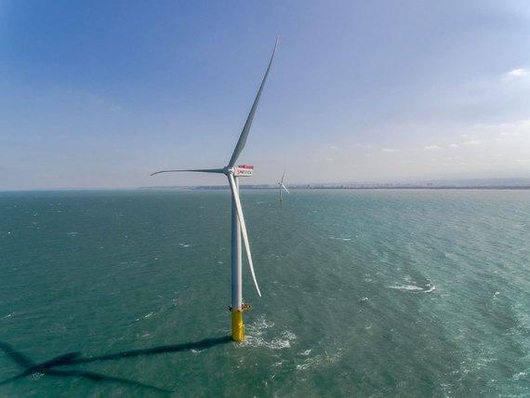 Formosa 1 | Die Vier-Megawatt-Version der Getriebe-Anlage von Siemens mit 130 Meter Rotordurchmesser ist die erste der in Partnerschaft von Sewind und Siemens in China gefertigte Windenergieanlage. Nach Lizenzen für die getriebelosen Sechs- und die Sieben-MW-Offshoreturbinen hat Siemens Gamesa jetzt auch die Variante mit acht MW und 167 Meter Rotordurchmesser Sewind zur Produktion mit einer Lizenz für China anvertraut. Hier ist ein Modell mit 4,0 MW und 120 Meter Rotordurchmesser im Pilotwindpark Formosa 1 vor Taiwan zu sehen.