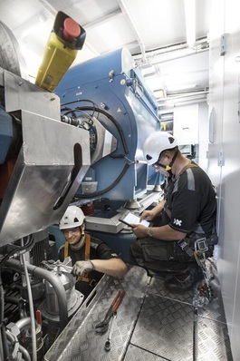Servicetechniker von DWT übernehmen Wartung und Reparatur in einer Windkraftanlage.