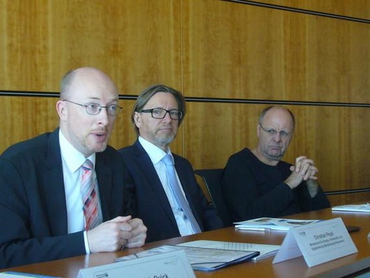 Wind amp; Maritim am 18. April 2018 in Rostock | Mecklenburg-Vorpommerns Umweltminister Christian Pegel, Windenergienetzwerk-Vorsitzender Andree Iffländer, Verkehrsforscher Weert Canzler (von links). Auf dem Podium links vom Minister, aber hier nicht im Bild: Henrich Quick, Leiter Offshore des Übertragungsnetzbetreibers 50 Hertz.