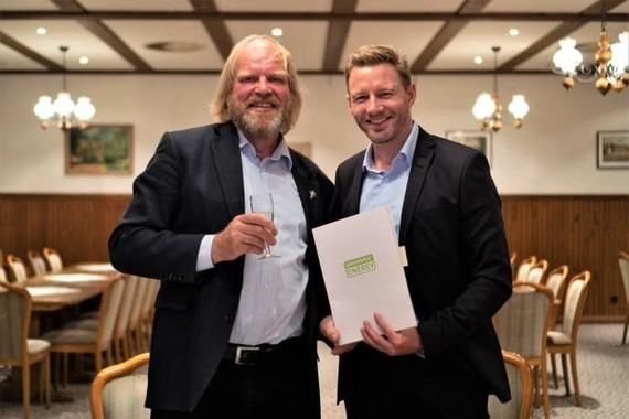PPA Greenpeace Energy | Reinhard Christiansen vom Bürgerwindpark Ellhöft (links) und Nils Müller, Vorstand Greenpeace Energy, zeigen den unterschriebenen Stromliefervertrag.