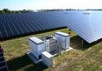 Freiflächenanlage von Belectric | Ein dezentraler Ausbau der Energielandschaft mit Photovoltaikanlagen verringert die notwendigen Ausgaben für den Netzausbau, der ohnehin ansteht. Außerdem können die Solaranlagen zur Netzstabilität beitragen.