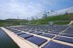 Sharp Kameyama | Schwimmendes Solarfeld vor der Küste von Kameyama, wo das größte und modernste Modulwerk von Sharp gebaut wird.