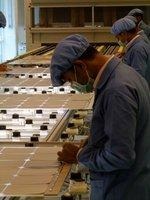 Produktion in Bangalore Indien | Bisher hatten nur die indischen Hersteller von kristallinen Solarmodulen den Vorteil einer Local-Content-Regelung. Indien hat eine Gesamtproduktionskapazität von mehr als 1,9 Gigawatt pro Jahr. Aber allein First Solar hält 20 Prozent des indischen Marktes. Bisher konnten die einheimischen Produzenten die Vorteilen, die ihnen die Regierung gewährt, kaum in Marktanteile umsetzen.