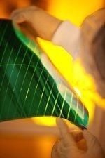 ERE02 Organisch PV Labor | Hauchdünn ist die Heliatek-Solarfolie aus der Rolle-zu-Rolle-Verdampfungsanlage.