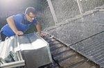 Teststand Schlagregen | Die neuste Entwicklung des TÜV Rheinland: Die Mitarbeiter testen die Widerstandsfähigkeit von dachintegrierten Systemen gegen Schlagregen.