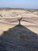 Windkraft Sachsen | Tagebau in Bautzen. Während die Braunkohle floriert, führen die erneuerbaren Energien in Sachsen ein Schattendasein. Und mit den neuen Plänen der Landesregierung könnte auch dieser Schatten bald verblassen.