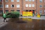 Landtag Potsdam | Schlammpfütze vor dem Landtag in Potsdam. 8.000 Liter Braunkohle-Schlamm aus dem Spree-Zufluss Wudritz verteilten die Greenpeace-Aktivisten hier. Sie fordern den Planungs-Stopp neuer Tagebauwerke.