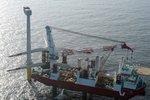 Trianel Borkum Windpark | Das Hubschiff MPI Adventure kann drei klomplette Bausätze von Areva-Turbinen transportieren. Hier montiert es einen Rotorstern im Trianel Windpark Borkum.