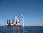 Vestas Karehamn | Nach langer Offshore-Abstinenz hat Vestas im September wieder neue Turbinen installiert. Erstmals wurden Offshore-Anlagen vom Typ V112-3.0 auf See errichtet - im schwedischen Offshore-Windpark Karehamn.