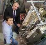 Wolfgang Krumm und Mitarbeiter Moritz Kappes im Technikum der Universität Siegen.