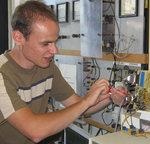 chemnitz | Student Andy Rudolph richtet ein automatisiertes Mess-System für einen Zuverlässigkeitsprüfplatz an der TU Chemnitz ein. Gemeinsam mit Christian Schnell absolviert er derzeit ein Praktikum bei der SINTEF Trondheim.