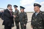 Ukraines Präsident Petro Poroschenko am 21. August mit Militärs auf dem Flughafengelände der Schwarzmeer-Stadt Mykolajiw | Ukraines Präsident Petro Poroschenko am 21. August mit Militärs auf dem Flughafengelände der Schwarzmeer-Stadt Mykolajiw