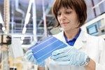 Solarzelle in der Fertigung | Hersteller von Solarzellen gibt es in Europa kaum noch. Inzwischen hat sich auch Q-Cells mit der Produktion aus Europa verabschiedet. Viele Modulbauer müssen sich ihre Zellen aus allen Teilen der Welt besorgen - auch aus China.