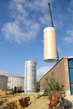 _haase_coesfeld_biogasspeicher | Bolide zwei wird abgesenkt: In Coesfeld wurden zwei werksfertige Großwärmespeicher für Abwärme aus der Verstromung von Biogas installiert. Die geparkte Energie wird über ein Nahwärmenetz an umliegende Betriebe verteilt.