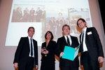 _arcanum dena biogaspartnerschaft laudatio | Urkunde für eine Pionierleistung (v.l): Dena-Chef Stephan Kohler überreichte an die Arcanum-Geschäftsführer Vera Schürmann und Helmut Kern den Preis Biogaspartner 2011, Laudator Uwe Holzhammer vom Fraunhofer-Institut. Die Plattform Biogaspartner ist ein Netzwerk aus Unternehmen im Bereich Biomethan, das von der Dena koordiniert wird.