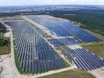 Freiflächenanlage Alt-Daber | Freiflächenanlagen wie hier in Alt-Dabern speisen auch nachts Blindleistung ein und stabilisieren damit das Netz - das stellt auch einen Wert dar. Der große Solarstromgenerator von Belectric mit einer 68 Megawatt wurde mit Modulen von First Solar realisiert und ging Ende 2011 ans Netz.