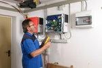 Installateur Wechselrichter Anschlusskasten | In Zukunft sollen die Anlagen am Niederspannungsnetz nicht mehr abgeschaltet werden, wenn Fehler oder Schwankungen im Netz auftauchen.